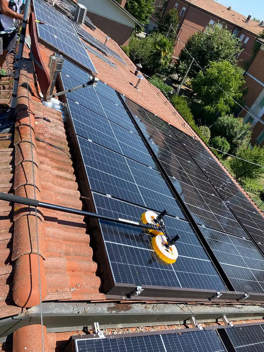 lavaggio-di-pannelli-solari-a-reggio-emilia pulizia-impianto-fotovoltaico-a-reggio-emilia-modena